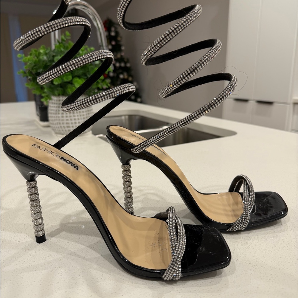 Fashion Nova Black and Silver Spiral Heels
